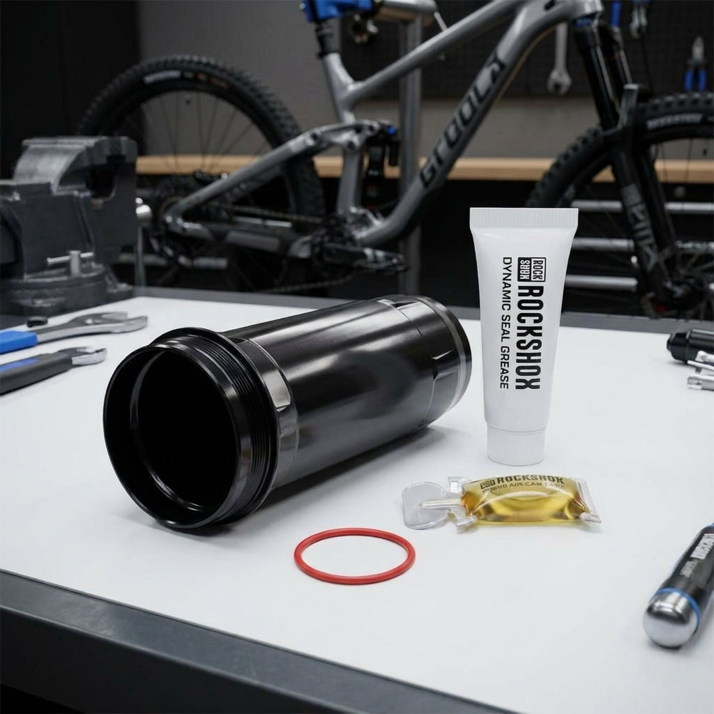 RockShox Luftkammer-Baugruppe (2021+) für Hinterbaudämpfer mit Dichtungsfett, Öl und O-Ring im Workshop.