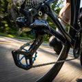 Nova Ride CCD EVO 12s Schaltwerkskäfig blau an Shimano Ultegra 12-fach Schaltwerk am Rennrad in Fahrt.