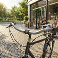 Ergotec Lenkerbügel Moon Cruiser Alu-Look am Fahrrad, Detailansicht in urbaner Umgebung.