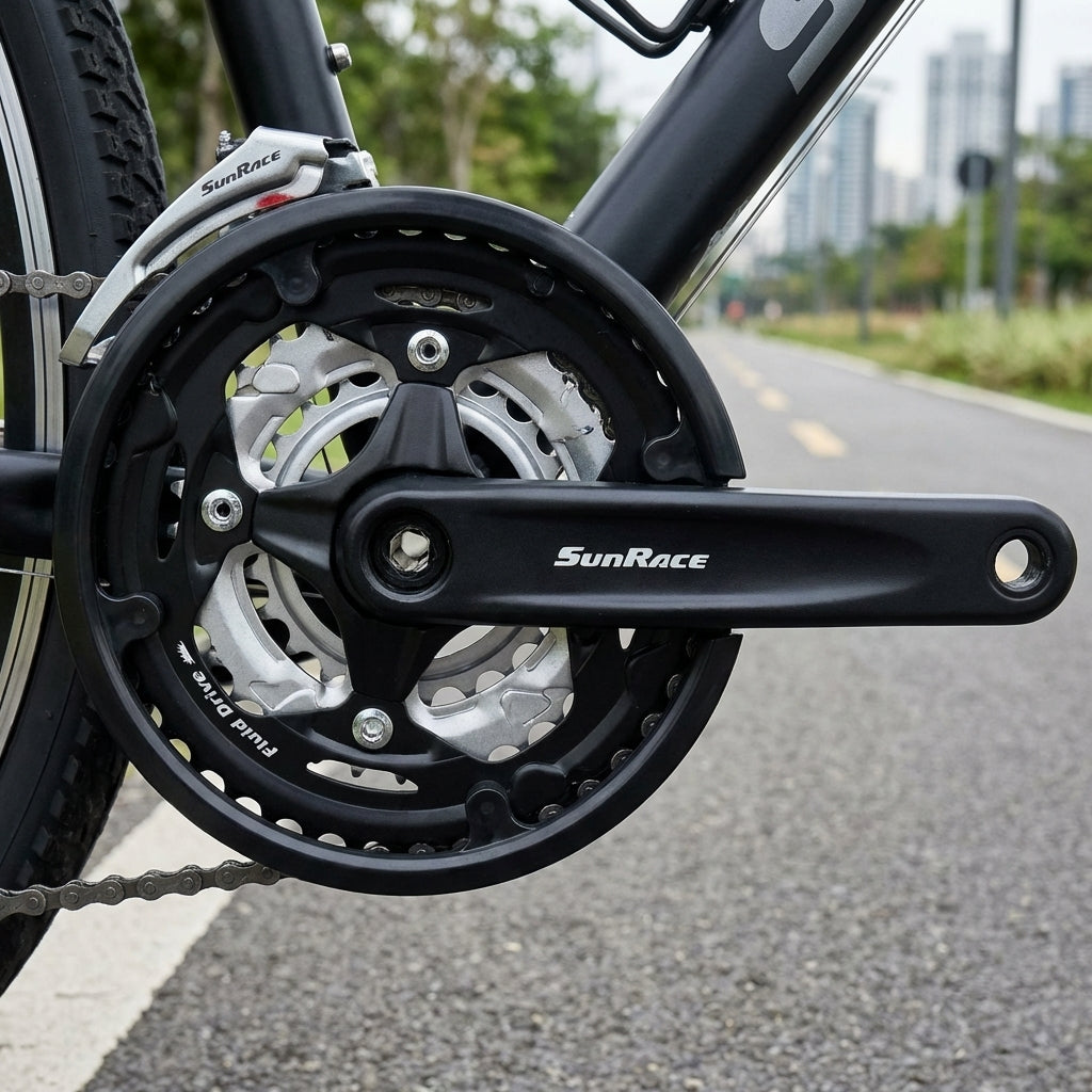 Schwarzer SunRace FCM500 Kurbelsatz 3x7/3x8-fach, robuste Fahrrad-Kurbelgarnitur mit Fluid Drive Technologie.