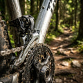 SHIMANO Deore FD-M6000 Umwerfer an schlammigem MTB im Wald, präzise Schaltperformance am Berg.