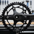 Schwarzes Sram X-Glide Rennrad-Kettenblatt 46/36 Zähne auf Carbon-Kurbel.