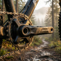 Nahaufnahme Shimano Deore Kettenblatt FC-M617/660 22 Zähne an einer Kurbel montiert auf einem sonnigen Waldweg.
