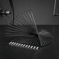 DT SWISS Speichenkit Arc1400 Di 650B schwarz: Kunstvoll arrangierte schwarze Speichen mit silbernen Nippeln auf Carbon.
