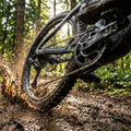 SRAM X-Sync Kettenblatt E-MTB 2 Eagle 34T an E-Mountainbike, das durch Schlamm spritzt.
