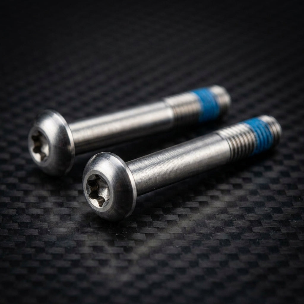 Zwei SRAM Flat Mount Bremssattel Titanschrauben 42mm mit Torx-Kopf und blauem Gewindekleber.