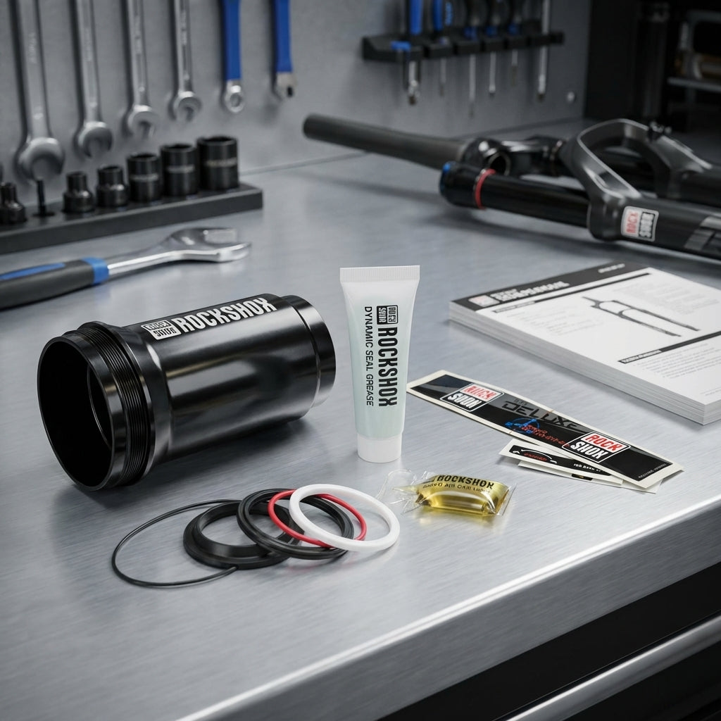RockShox Air Can und Service-Kit mit Dichtungen, Fett, Öl auf Werkbank für Deluxe/Super Deluxe Federgabeln.