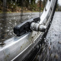 SHIMANO M70T3 Bremsschuh auf Alufelge mit spritzendem Wasser. Cartridge-Bremsbelag für Alu-Bremsflanken bei Nässe.