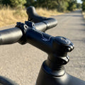 PRO Vorbau LT 60mm +/-17° schwarz Aluminium auf Fahrradlenker montiert mit Carbonlenker.