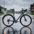 Schwarzes Merida Fahrrad mit montiertem Schutzblech-Set im Regen auf nasser Straße. Zuverlässiger Spritzschutz.