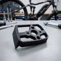Yamaha Angle Shimano +9,75 2015 Akku-Montagewinkel auf Werkbank vor E-Bike und Werkzeug.