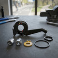 SHIMANO NEXUS CJ-C7000 5L Fahrradnabenschaltung Kleinteile und Schalteinheit auf Werkbank.