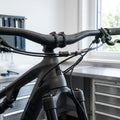 Schwarzes Mountainbike mit MAGURA MCi Bremsleitung inkl. EASY LINK, präzise intern verlegt.