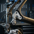 Silbernes XLC Schaltauge DO-A35 aus Aluminium für präzise Schaltung an Mountainbikes und Rennrädern.