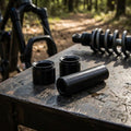 Schwarze RockShox 3-teilige Dämpferaufnahme 1/2" 8x47.8 Standard für Mountainbike-Hinterbaudämpfer auf Werkbank.
