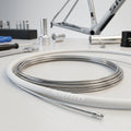 SRAM Bremskabel-Kit weiß 5mm für präzise Bremsperformance. Robustes Fahrrad-Zubehör für Custom-Aufbauten und sichere Fahrt.
