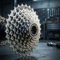 SHIMANO ALIVIO CS-HG51 8-fach Kassette 11-30 Zähne für Trekking und MTB auf Werkbank.