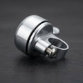 Knog Ersatzschraube für Fahrradklingel Oi Luxe silber. Detailansicht der Befestigungsschraube.