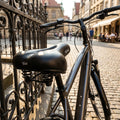 P&P Goldi 619 schwarzer Bequemsattel am Fahrrad auf belebter Kopfsteinpflasterstraße.