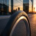 Schwalbe Kojak 18 Zoll Faltreifen Slick für Falträder mit RaceGuard Pannenschutz in Schwarz auf Asphalt.