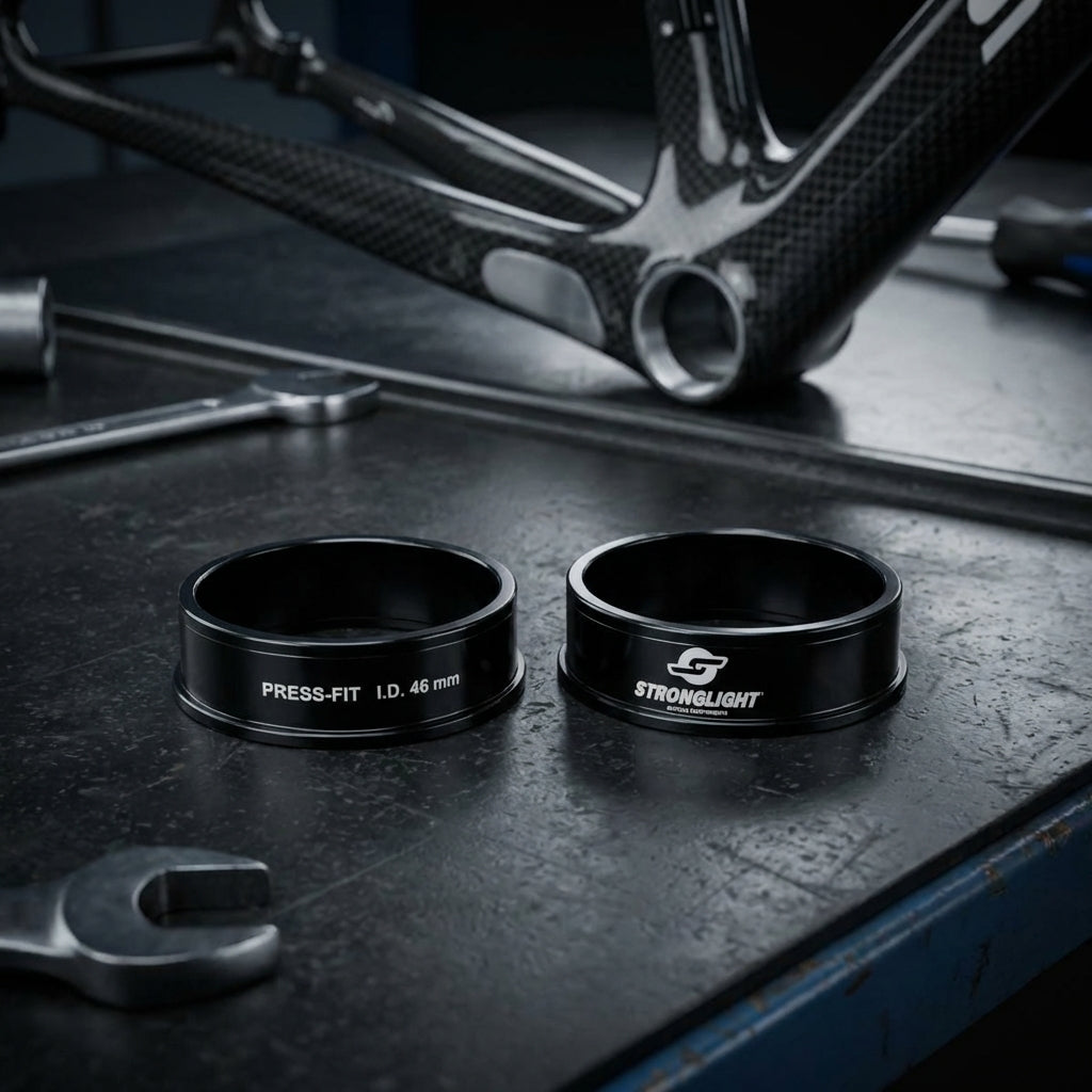 Stronglight Press-Fit Innenlager Konverter PF30 auf BB 86/89/92 ID 46mm, mit Carbon-Bike-Rahmen und Werkzeug.