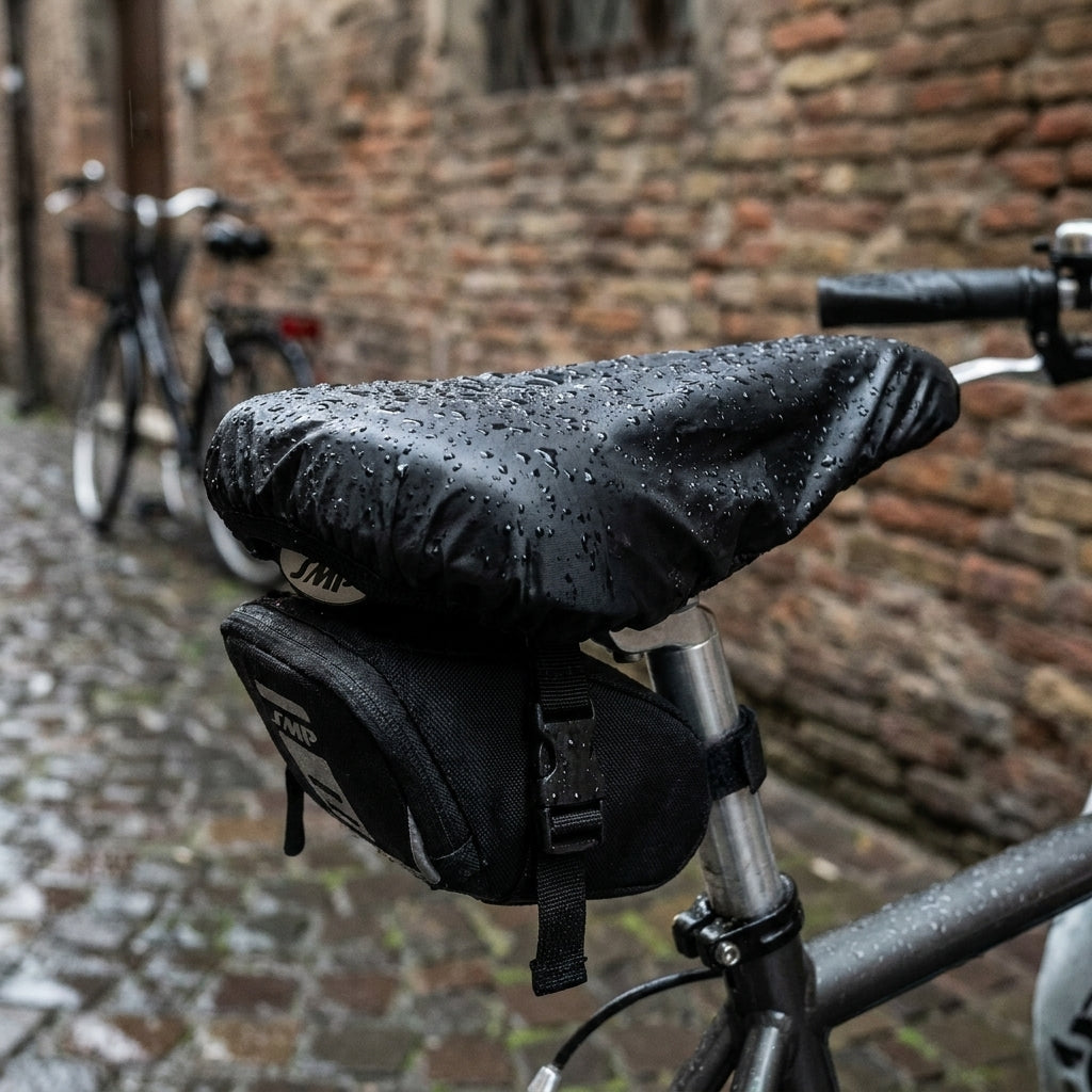 Selle SMP Martin Touring Medium schwarzer Sattel Regenüberzug mit Regentropfen auf Fahrradsattel.
