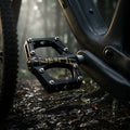 Xpedo Traverse 9 Plattformpedal Schwarz: Leichtes Aluminium-Fahrradpedal mit 32 Pins und CroMo-Achse für optimalen Grip.
