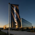 Hissfahne Lapierre schwarz 100x400cm. Große Markenflagge für Außenwerbung, Events, Showrooms. Zeigen Sie Präsenz.