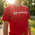 Winora T-Shirt Promoshirt rot Gr XXL mit weißem Logo, getragen von Person im Freien bei Sonnenschein.