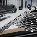 Silberne SRAM PC Force AXS E1 Fahrradkette auf Kassette, leise, haltbar, schaltstark.