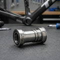 SRAM DUB Pressfit Road Wide 86.5mm Stahl Innenlager für Rennräder. Effiziente Kraftübertragung und hohe Steifigkeit.