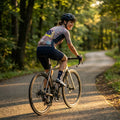 Michelin Schlauch A3 Protek Max: Radfahrerin mit Schlauch im Trikot auf Rennrad im Wald.