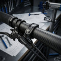 MMX Bremshebelschelle SRAM schwarz mit Titanschraube am Carbon-Fahrradlenker.