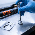 FOX Kit Air Valve Pellet Retainer Set Screw 5/16-24. Präzise Wartung für FOX Federgabeln. Jetzt bei fahrrad-teile-shop.