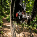 Avid BB5 MTB mechanische Scheibenbremse 160mm am Vorderrad auf einem Waldweg.