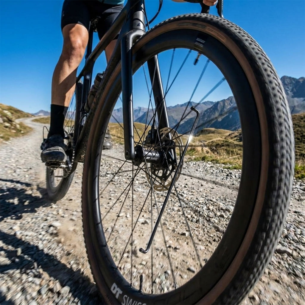 DT Swiss Competition Speiche 288mm schwarz am Laufrad eines Gravelbikes, robust, leicht.