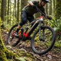 Haibike ALLMTN 4 E-Mountainbike in Silber/Rot/Schwarz auf anspruchsvollem Trail. Leistungsstarkes E-MTB für Offroad-Abenteuer.