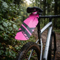 XLC Mini Mudguard MG-C32 HR pink XL als Spritzschutz am Mountainbike-Sattel, nass im Wald.
