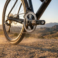 Campagnolo Ekar GT 13s Kurbelgarnitur an einem Gravel-Bike auf staubiger Straße. Präziser 13-fach Antrieb für Abenteuer.