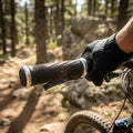 Mountainbiker hält schwarzen SRAM Lockring Griff mit silberner Klemme am Lenker.