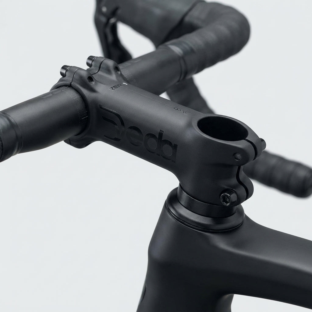 Deda Zero1 OS 80mm schwarzer Fahrrad Vorbau auf mattschwarzem Rennrad Lenker.