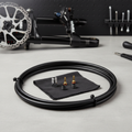 TRP Bremsleitungskit schwarz: hydraulische Leitung und Fittings für Scheibenbremsen auf einer Werkbank.