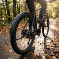Centurion Curana Ersatz-Schutzbleche schwarz 27,5" mit orangefarbenem Streifen am Fahrrad im Herbst bei Nässe.