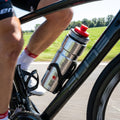 Elite Thermo-Trinkflasche Deboyo Race 550 ml silber am Rennrad eines Radfahrers in Fahrt.