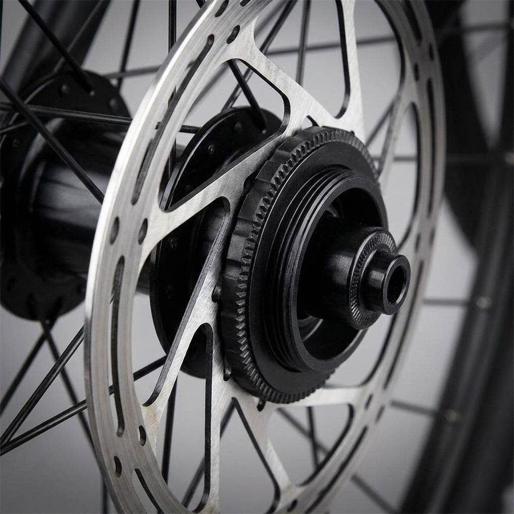 Schwarzer SRAM Centerlockring sichert Centerlock-Bremsscheibe am Fahrradrad für stabilen Halt.