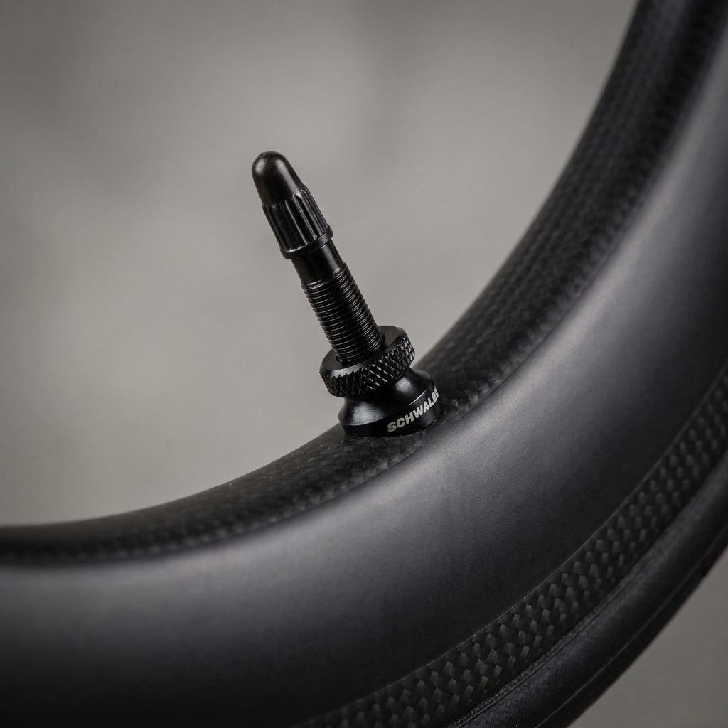 Schwalbe Tubeless Ventil Alu SV 100mm in Carbon-Fahrradfelge für schlauchlose Systeme.