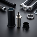 XLC Steuersatz-Einschlagwerkzeug 1-1/8" TO-S24, Einzelteile und Fahrradlager auf schwarzem Hintergrund.