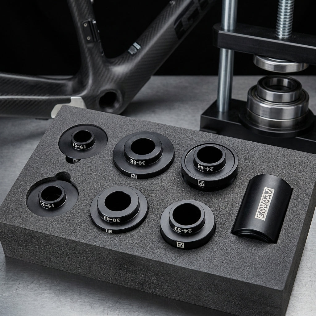 Pedros Pressfit-Innenlager-Adapter Set mit Carbon-Fahrradrahmen und Montagewerkzeug für Tretlager.