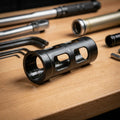 Führungsbuchse SR-Suntour SF18 XCM34-RL, schwarz, auf Holztisch mit Montagewerkzeug.