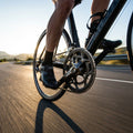SHIMANO Kurbelgarnitur FC-R345 schwarz am Rennrad in Aktion, effiziente Schaltperformance.